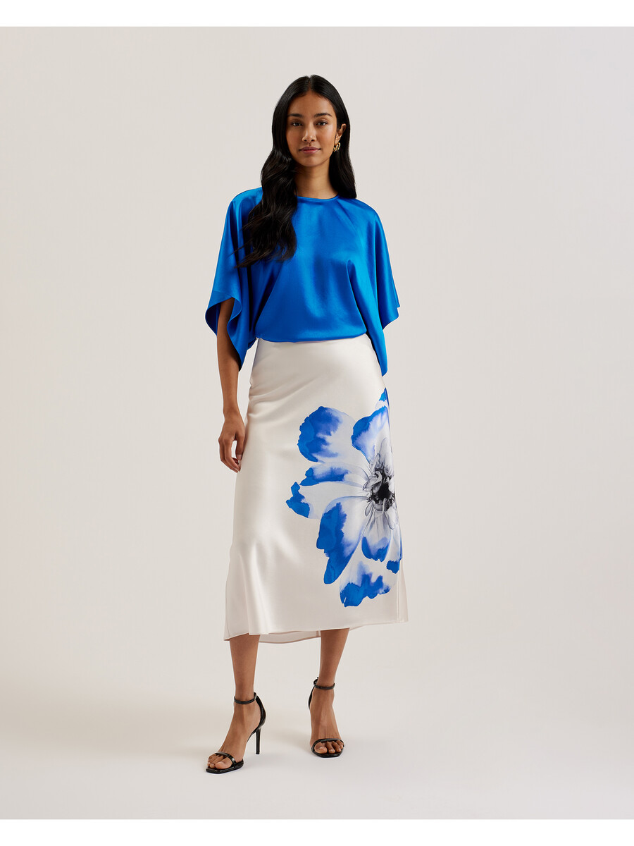 cherika - flagermusebluse med korte ærmer og satin