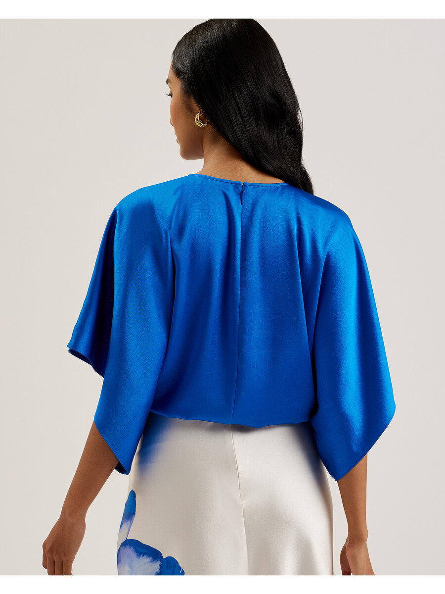 cherika - flagermusebluse med korte ærmer og satin