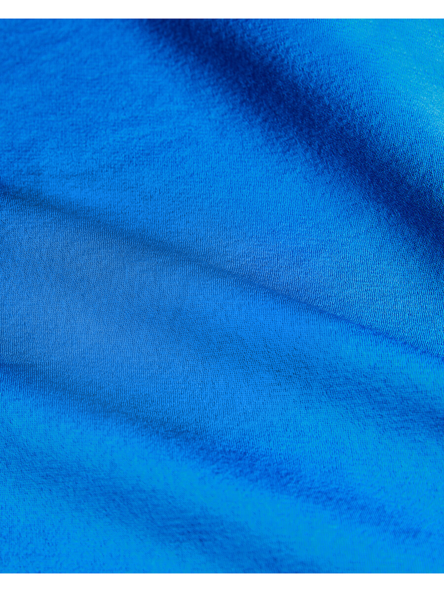 cherika - flagermusebluse med korte ærmer og satin