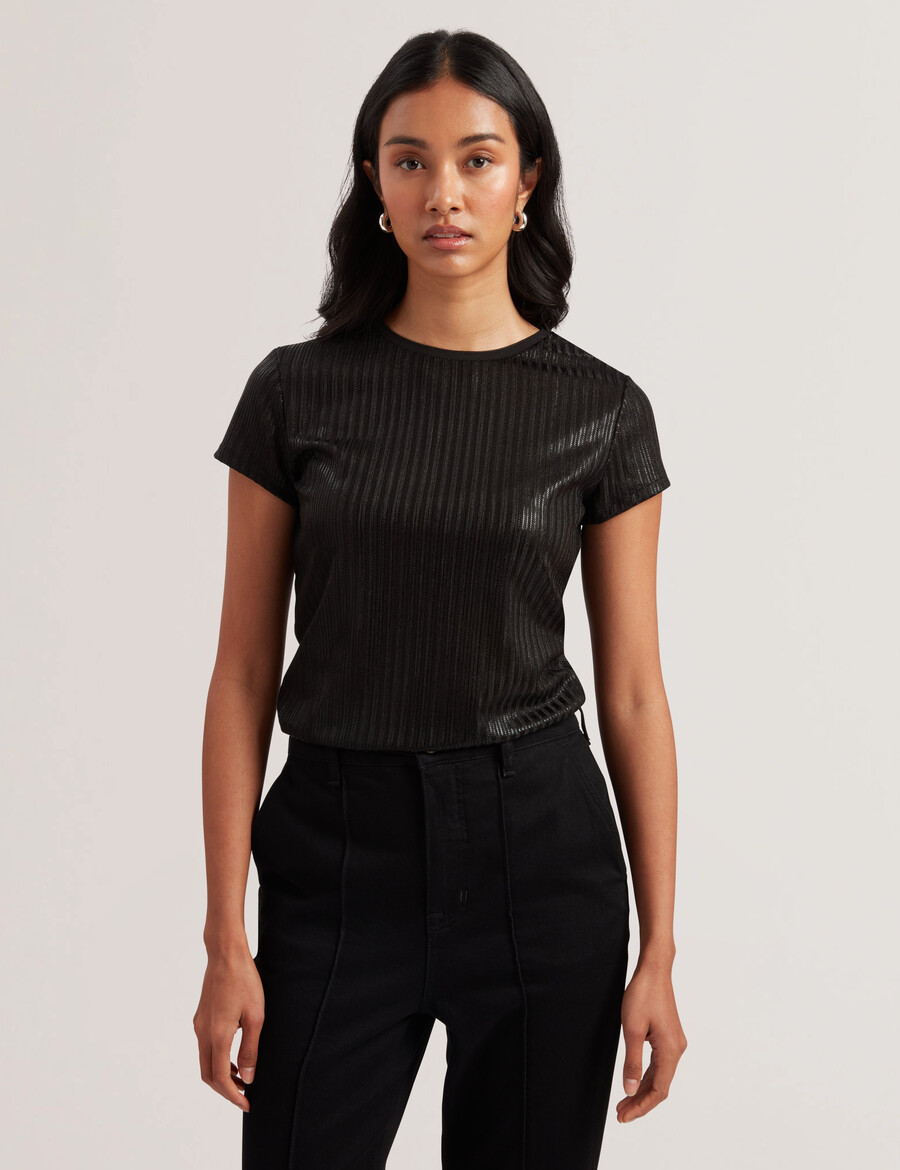 katrino - ribbet metallisk t-shirt med figursyet strop